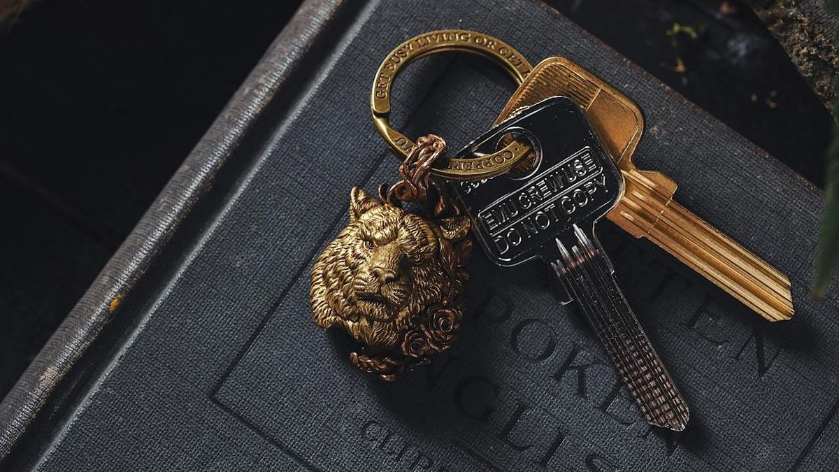 Nem mindig könnyű feltenni a kulcsot a kulcskarikára. kulcs. kulcstartó, kulcskarika