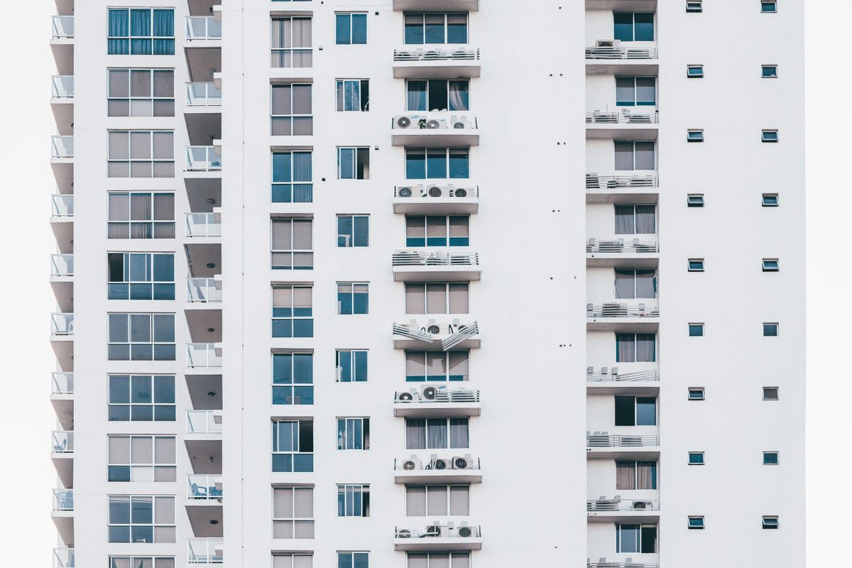 Egy kisgyerek 33 métert zuhant, de járókelők kabátjukkal elkapták