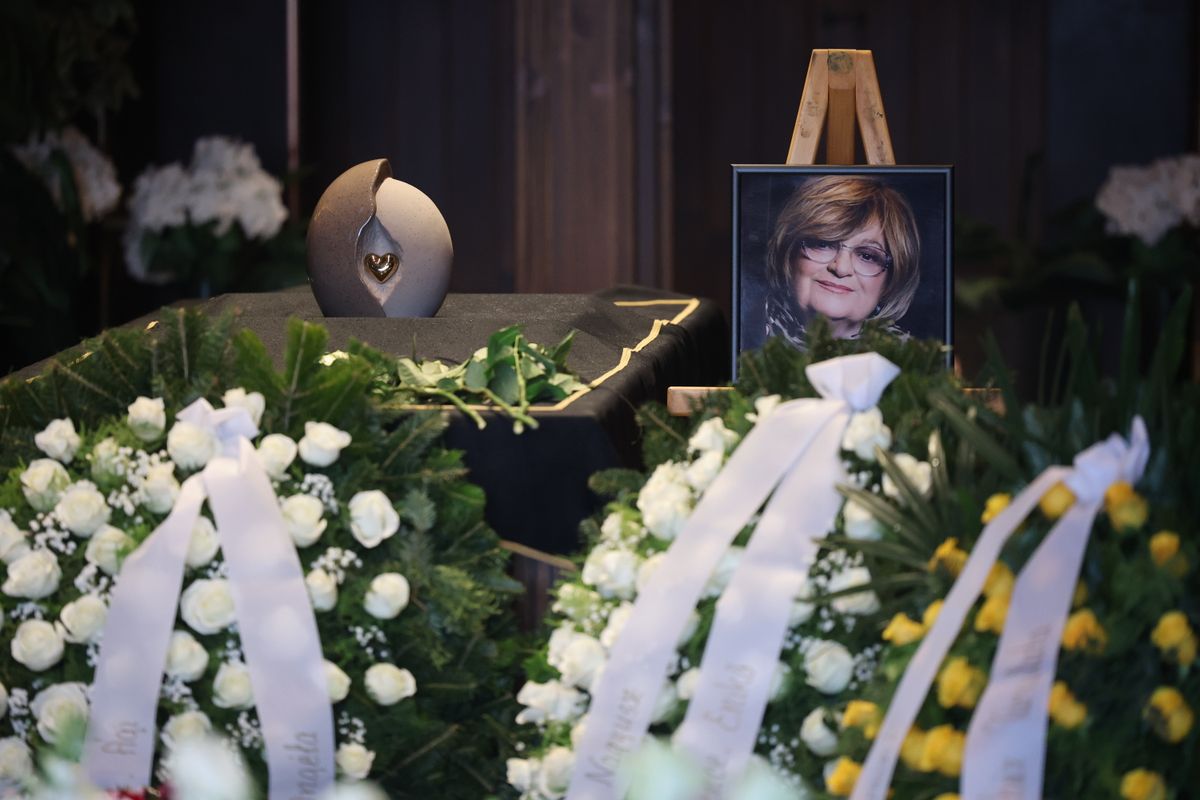 valóságos tömeg jelent meg Voith Ági temetése helyszínén.