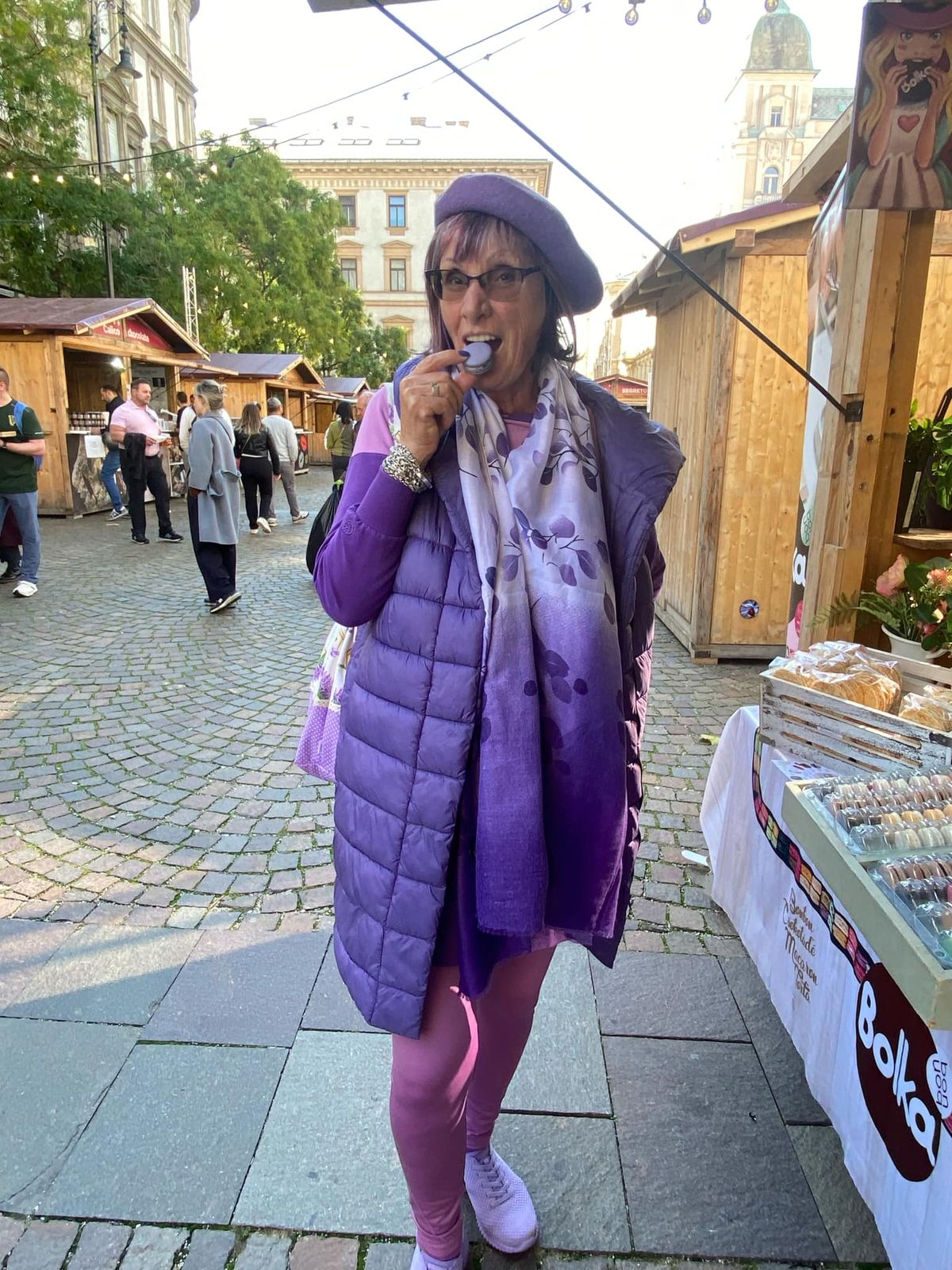 Lila Mártihoz lila macaron dukál 