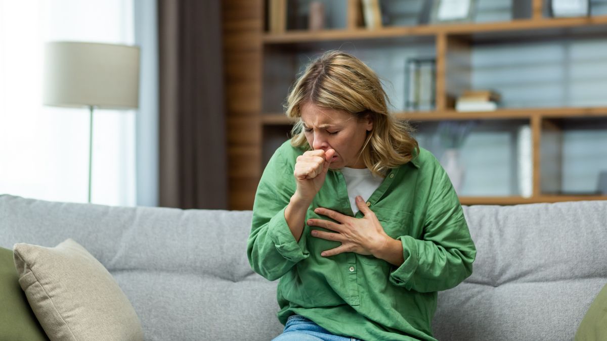 Senior,Beautiful,Woman,Sitting,Sick,On,Sofa,At,Home.,He, köhög, tüdő, tüdőgyulladás, beteg, 