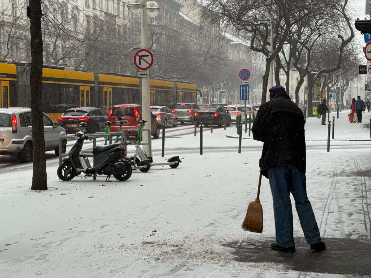 Reggel  óta tart a budapesti havazás