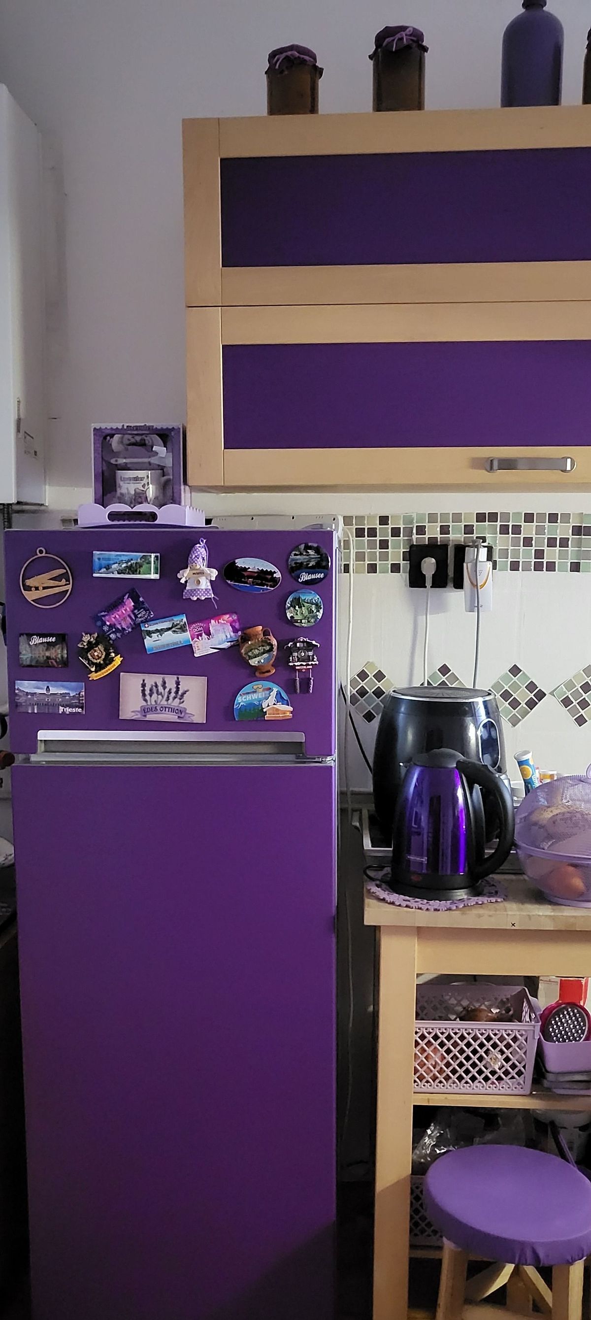 A konyha és a hűtőszekrény sem lehetett más színű, csakis lila