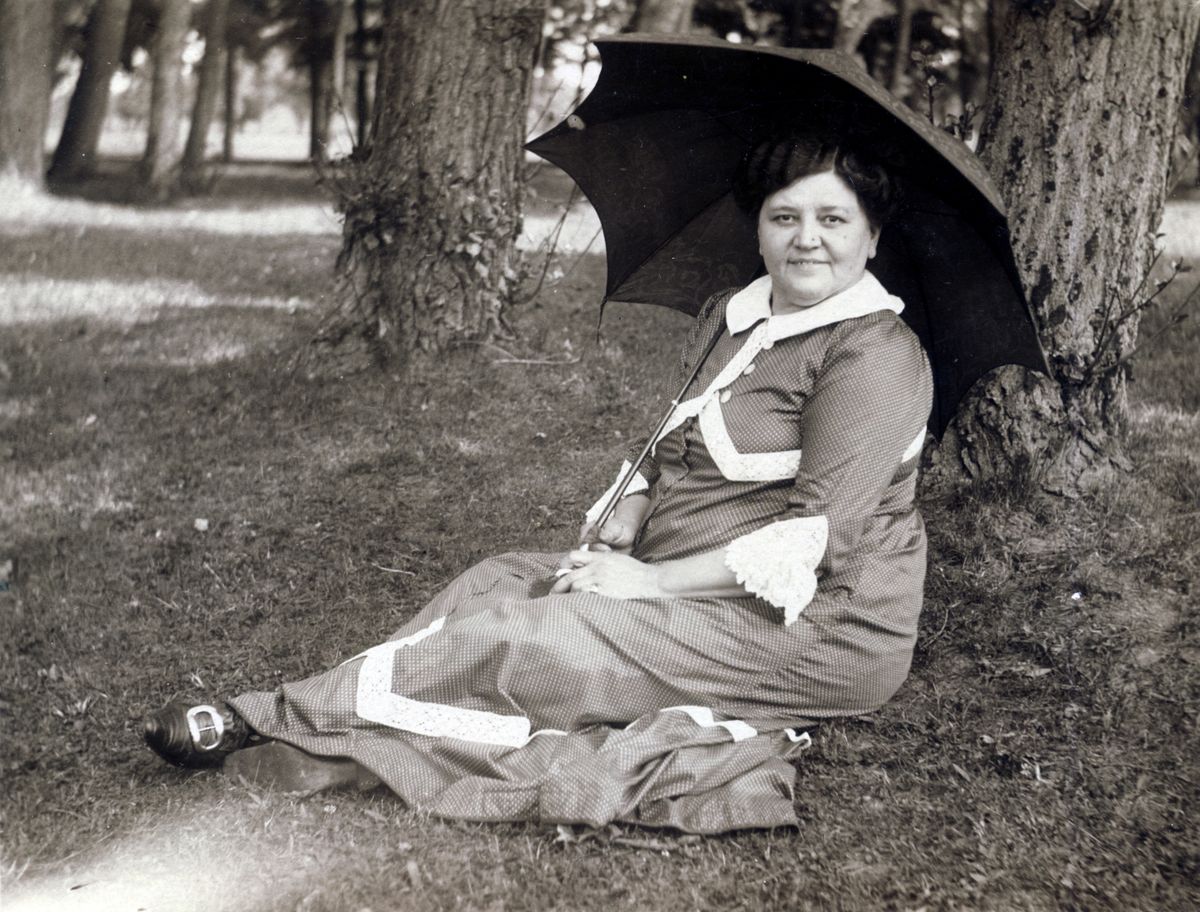 Az esernyő, mint kiegészítő mindig is a divat része volt. 1908-ban is 