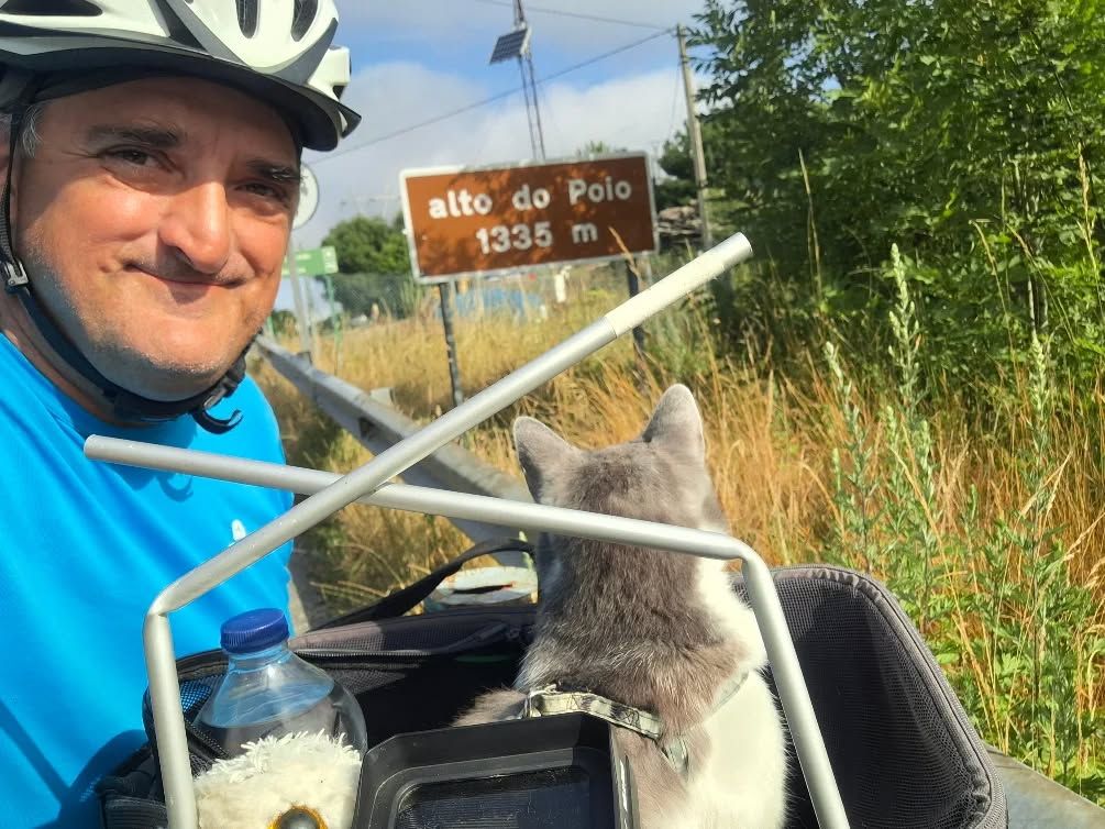 Gyula mozgássérült, mégis több ezer kilométert tekert, ráadásul a macskáját is vitte