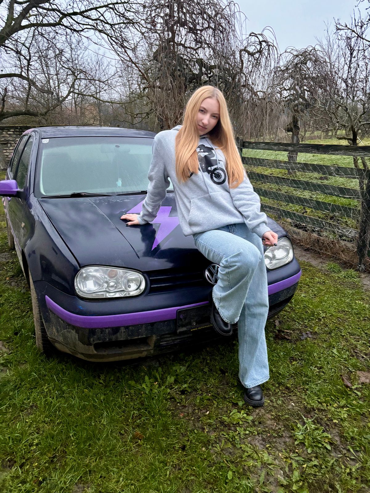 Emi egyelőre a hajával takarja el a műtött fülét  