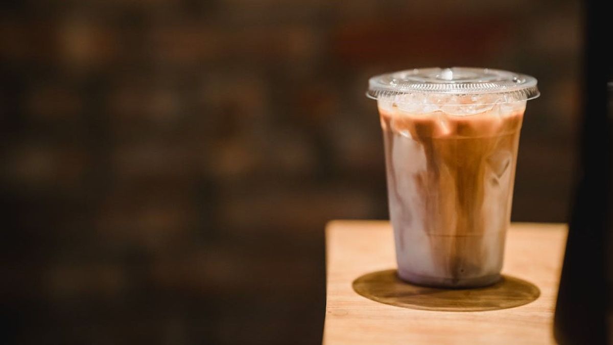 Rich bebizonyította, hogy a sztrók sem veheti el tőle az élet apró örömeit, így kedvenc jeges kávéját sem! 