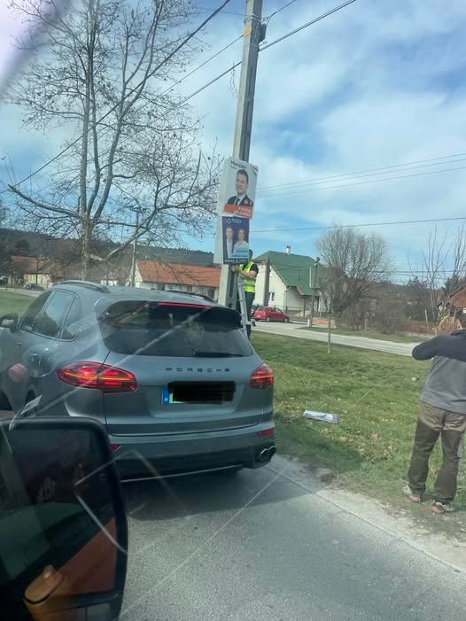 A Tisza Párt Porschéval indult útnak, hogy a plakátjait feltegye
