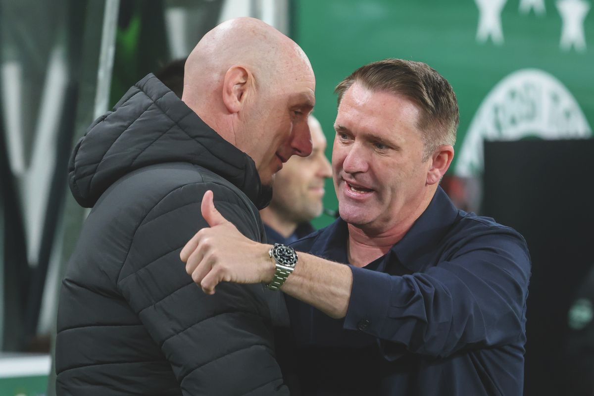 A Fradi-edző Robbie Keane (jobbra, a kazincbarcikai Kuttor Attila mellett)