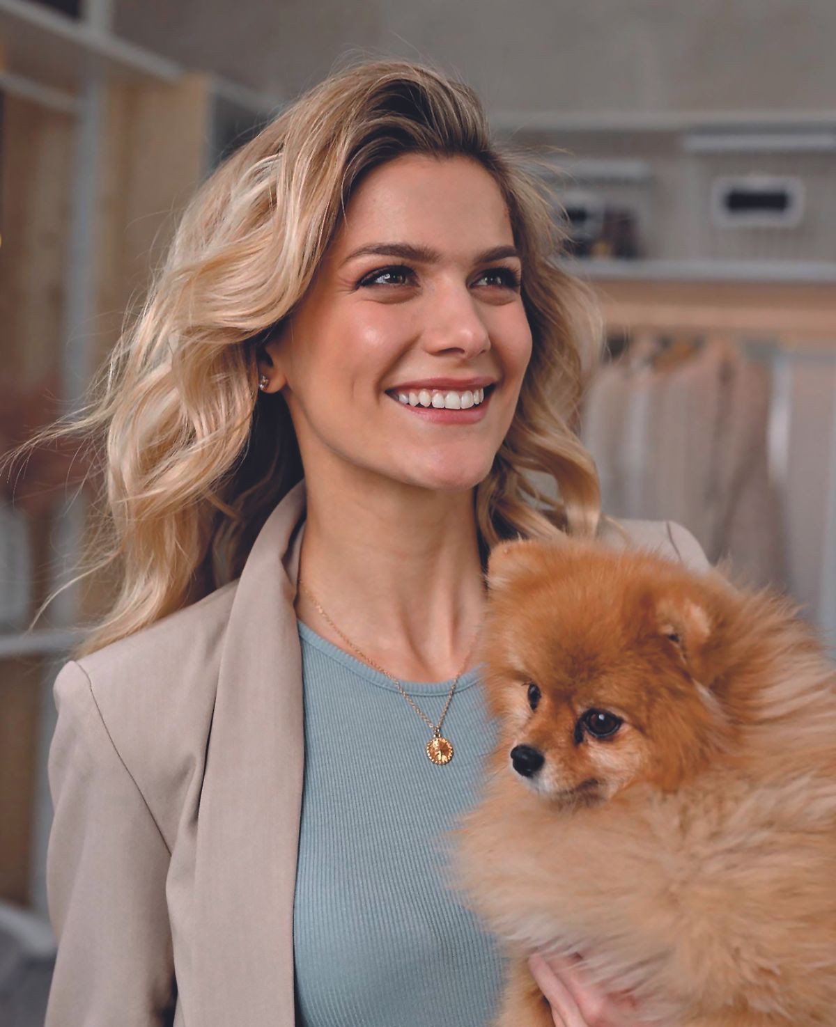 Weisz Fanni és Szőlő kutyus nagyon ragaszkodnak egymáshoz