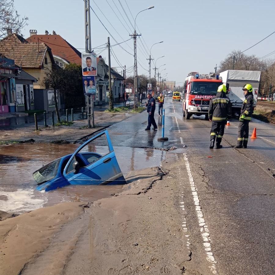 Pillanatok alatt a víz alá merült ez az autó, miután megnyílt alatta a föld a XVI. kerületben, hétfő délelőtt