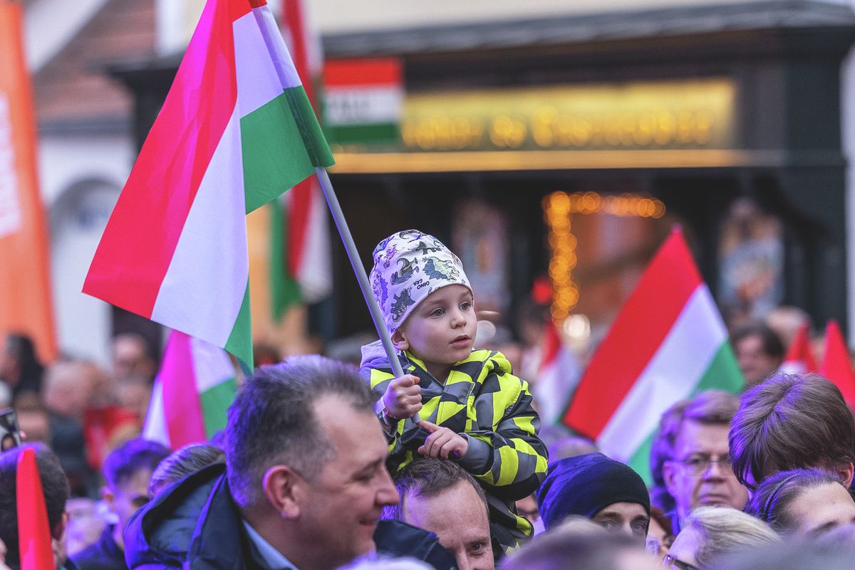  Orbán Viktort Szentendrén is hatalmas tömeg várta