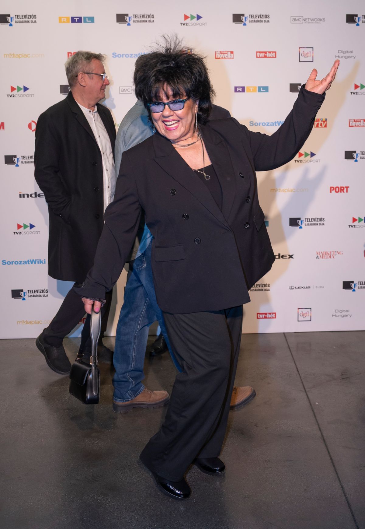 Dolly energikusan robbant be a budapesti díjátadóra.