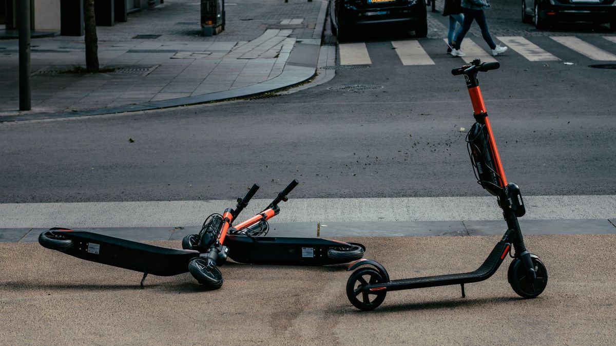 A brutális ütközés után a rendőrség lezárta a környéket: a 12 éves kisfiú válságos állapotban van