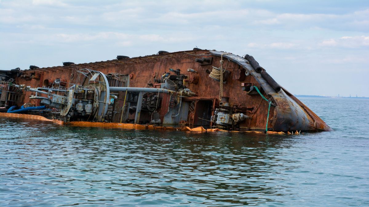 Mentőcsapatok és búvárok lepték el a vizet, miután bekövetkezett a tragikus hajókatasztrófa