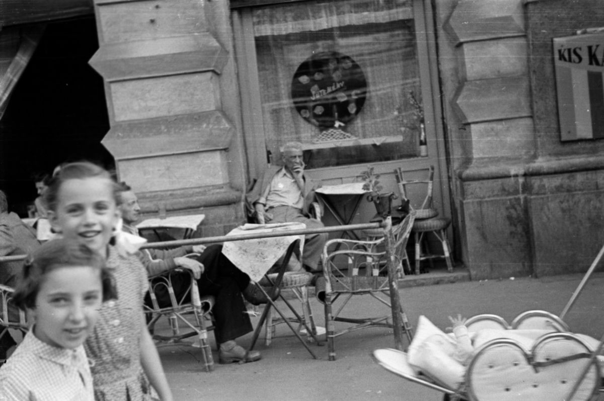 Kávéházak teraszai kiváló helyszínei voltak sakkpartiknak vagy randiknak