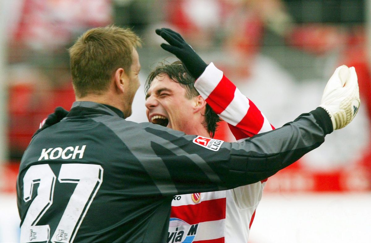 Georg Koch (balra) egy 2004-es Cottbus-meccsen gratulált Lőw Zsolt góljához