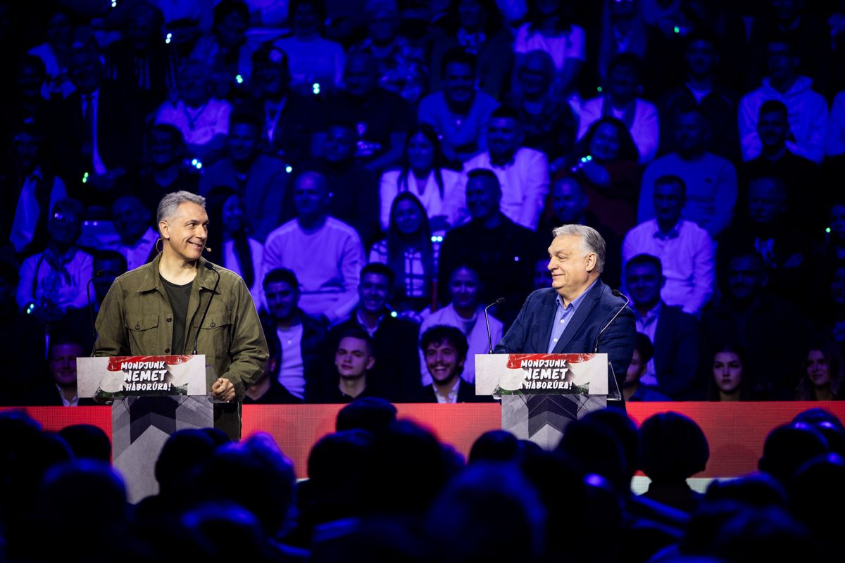 Orbán Viktor és Lázár János a debrecni Háborúellenes Gyűlésen.