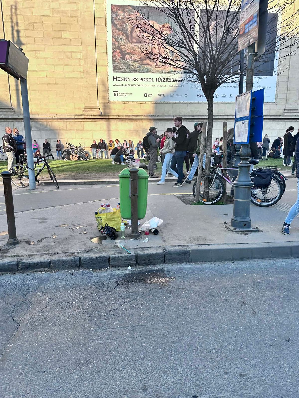 Így rongáltak és szemeteltek a tiszások Magyar Péter rendezvényén