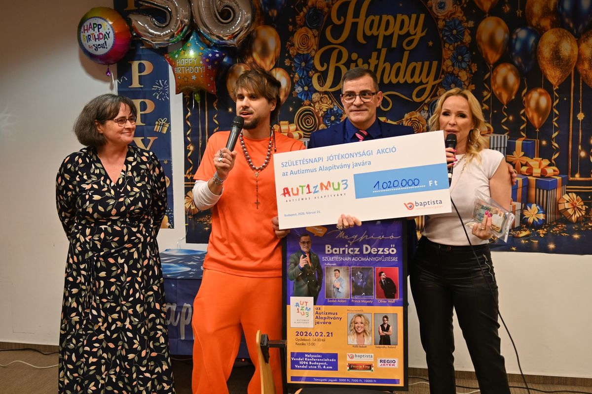 Születésnapi jótékonysági adománygyűjtés, ahol Dezső büszkén mutatja az idei évben befolyt összeget 