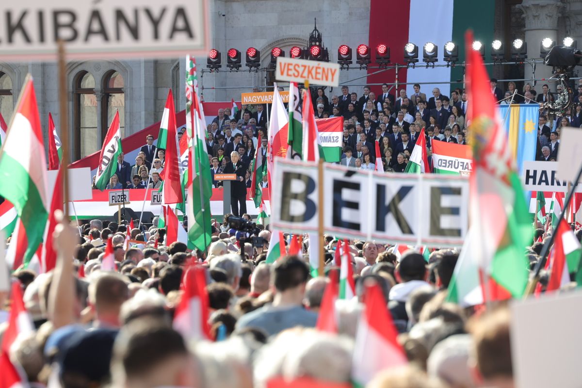 Óriási tömeg gyűlt össze a Békemeneten.