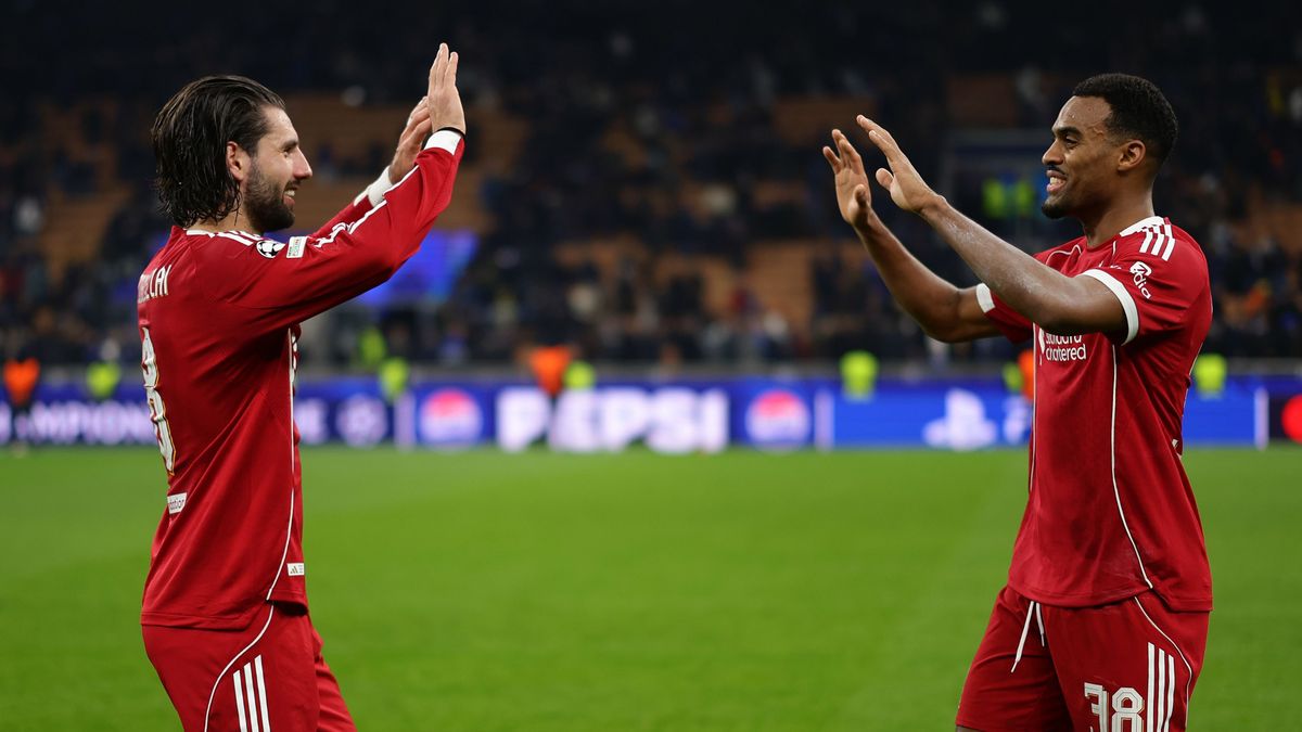 Szoboszlai Dominik (balra) szerződéshosszabbítását követelik a szurkolók