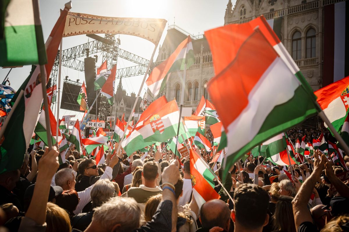 Orbán Viktort óriási tömeg hallgatta végig a Kossuth téren