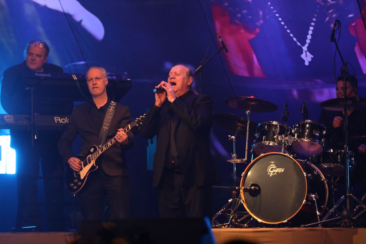 Zámbó Jimmy testvére egy fekete öltönyben lépett fel a gálakoncerten.