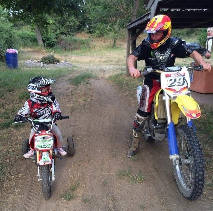 Talabér Emília és apukája:  itt tanította meg motorozni lányát