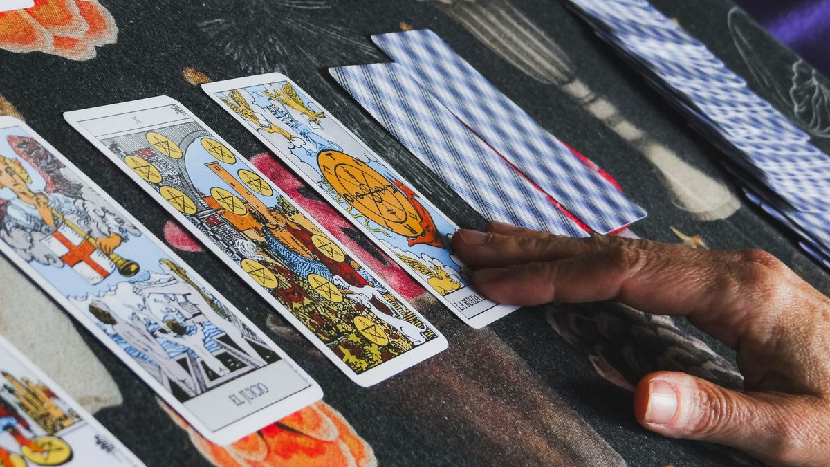 Hátborzongató jóslatokkal állt elő a médium. 