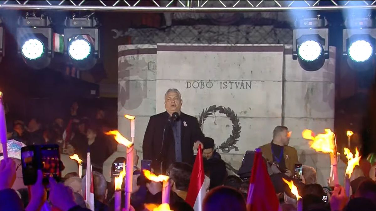Hatalmas tömeg várta Orbán Viktort.
