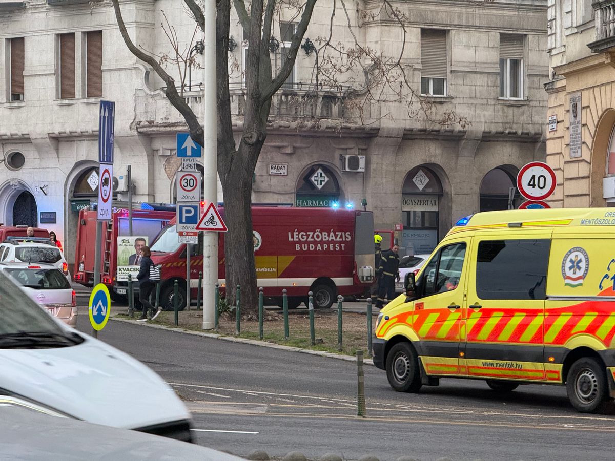 Mentő is érkezett a helyszínre. Fotó: Metropol