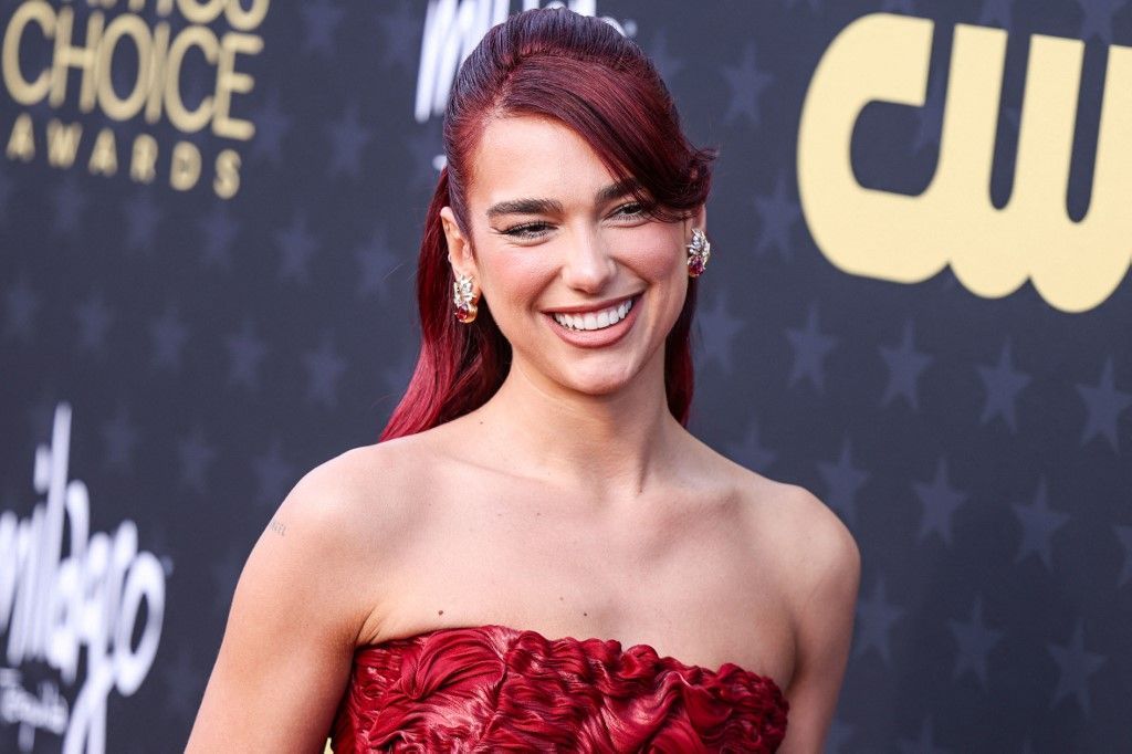 alt=Dua Lipa az édesapja születésnapja alkalmából ritkán látott gyerekkori fotókat osztott meg közösségi oldalán