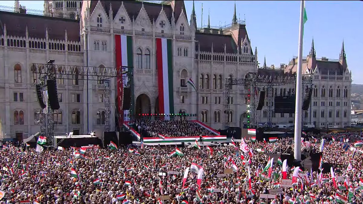 Óriási tömeg gyűlt össze, hogy meghallgathassa Orbán Viktor beszédét. 