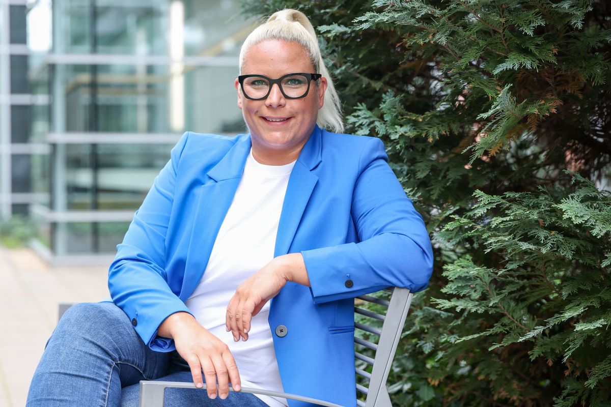 Risztov Éva szórakoztató történetekkel szórakoztatja a hallgatókat.