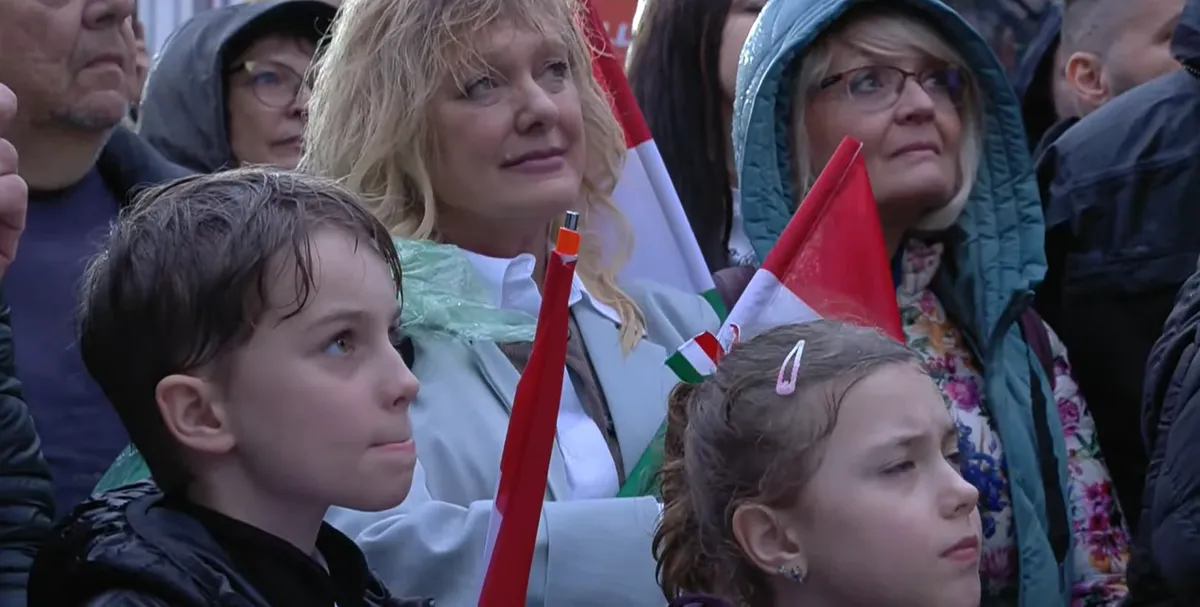 Orbán Viktor beszédét hallgatta a lelkes tömeg, kicsik és nagyok egyaránt.