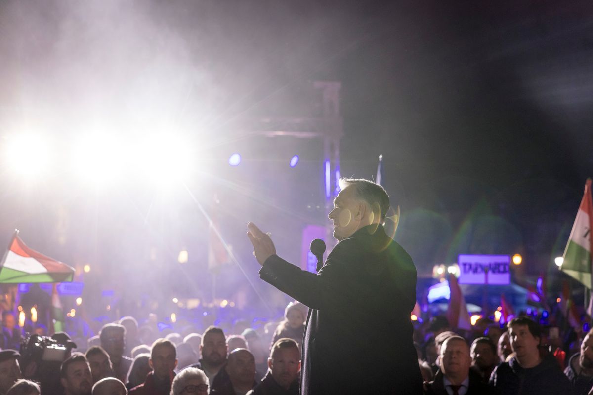 Hatalmas tömeg várta Orbán Viktort.