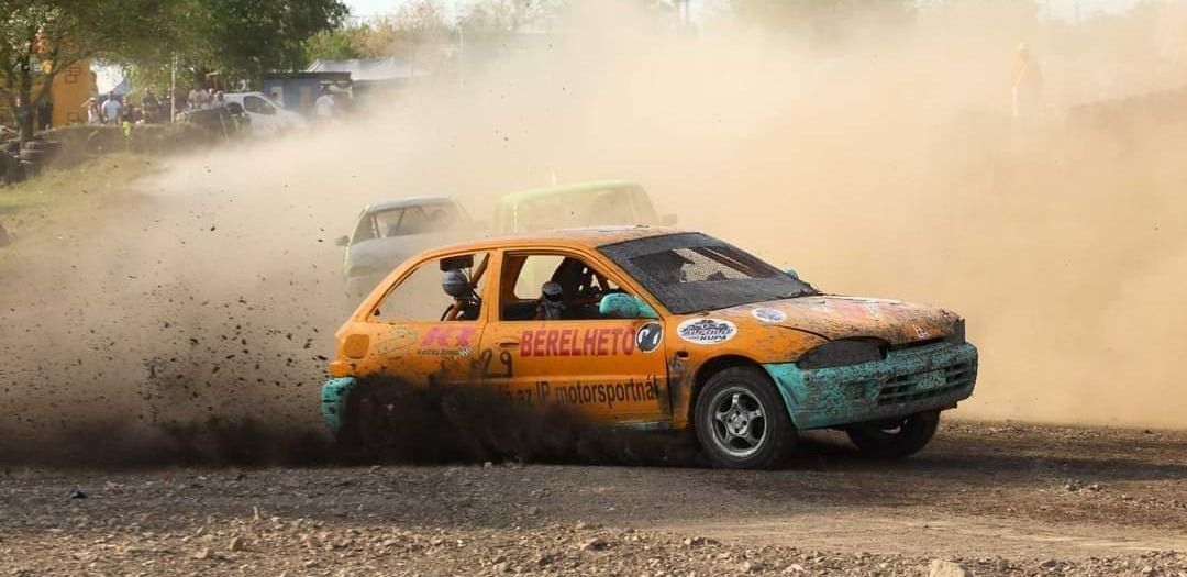 Édesapja szerint Emi egy igazi őrült a versenypályán, úgy száguld  