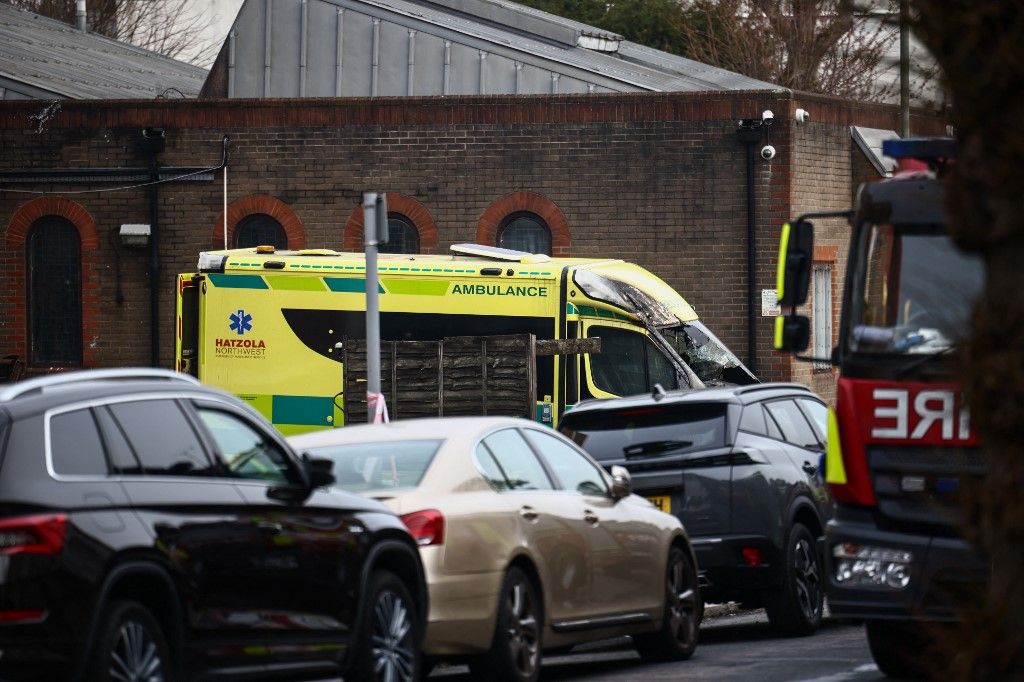 A videón jól látszik, amint a támadók felgyújtják az önkéntesek mentőautóit.