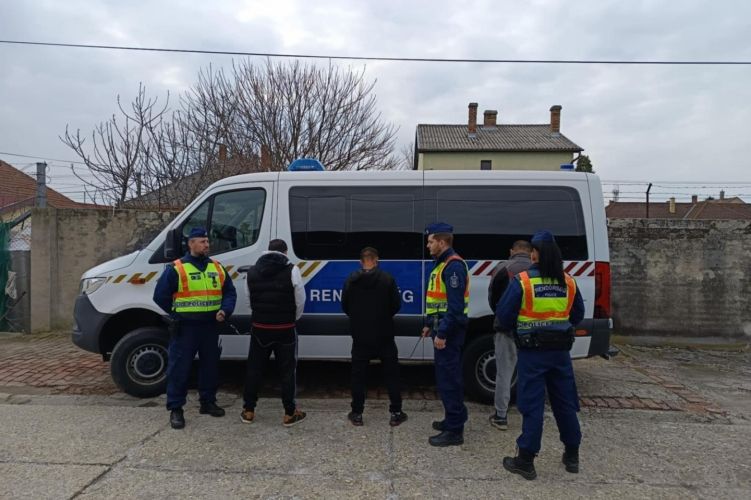 A dílerek kristályt rejtegettek