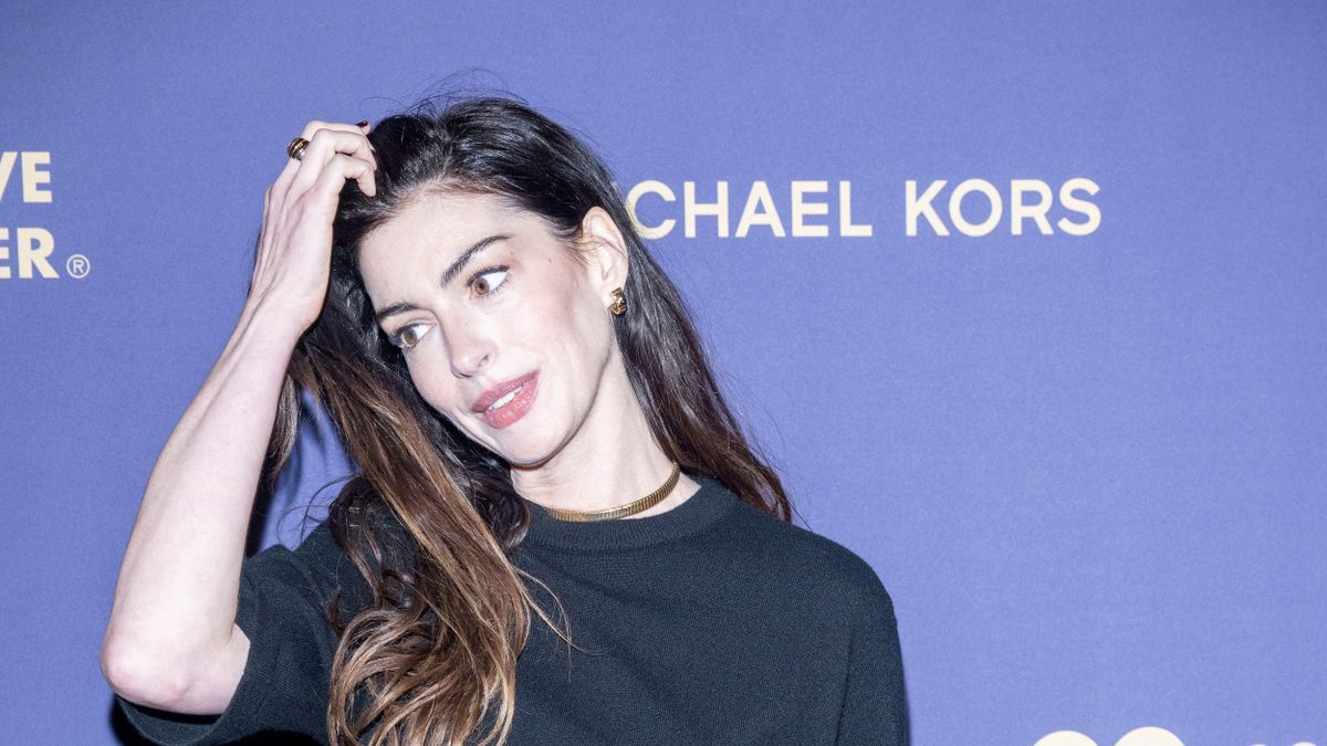 Sokkolta a rajongókat Anne Hathaway: 43 évesen úgy néz ki, mintha megállt volna nála az idő, vagy valami egészen más történt?