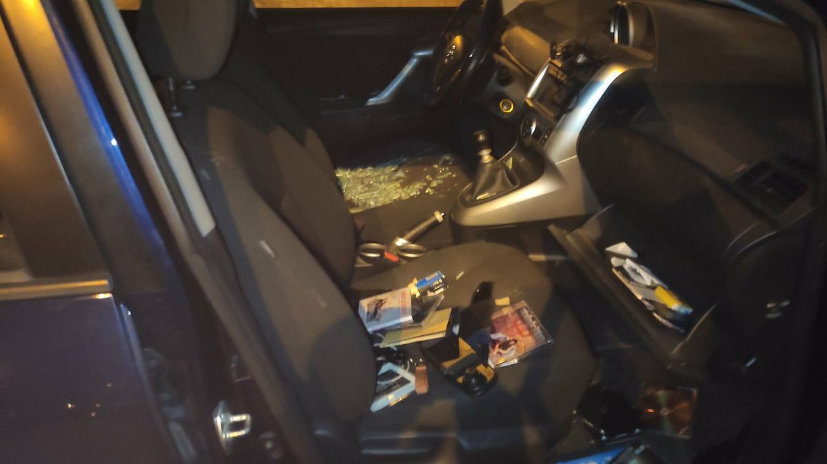 Visszaváltható palackokat vittek el a feltört kocsiból.