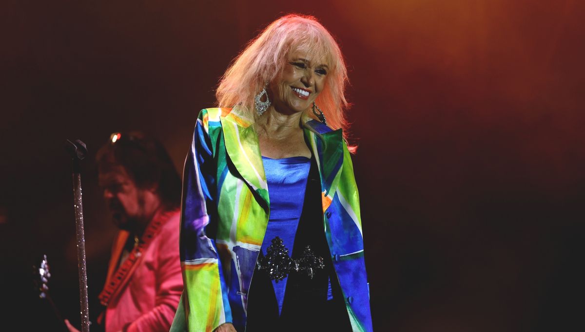 Csepregi Éva és a zenekar próbált megoldást találni a kialakult helyzetre. 