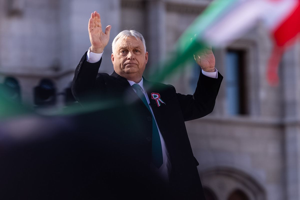 Orbán Viktor a Kossuth téren mond beszédet. Több százezer ember vett részt a Békemeneten március 15-én.