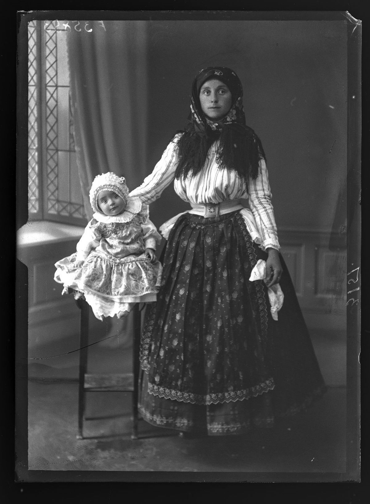 Asszony kislányával az üvegnegatív felvételen