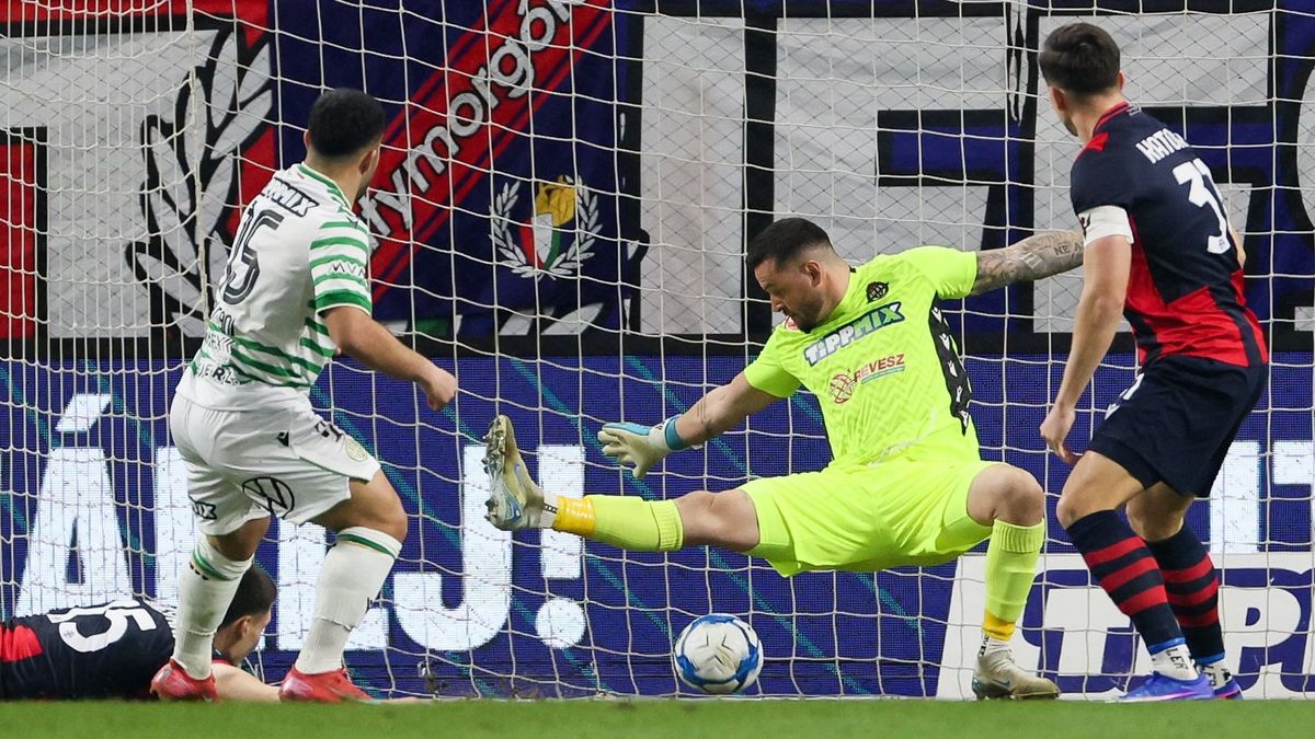 Abu Fani (balra) már a harmadik percben gólt szerzett a Nyíregyháza-Fradi mérkőzésen