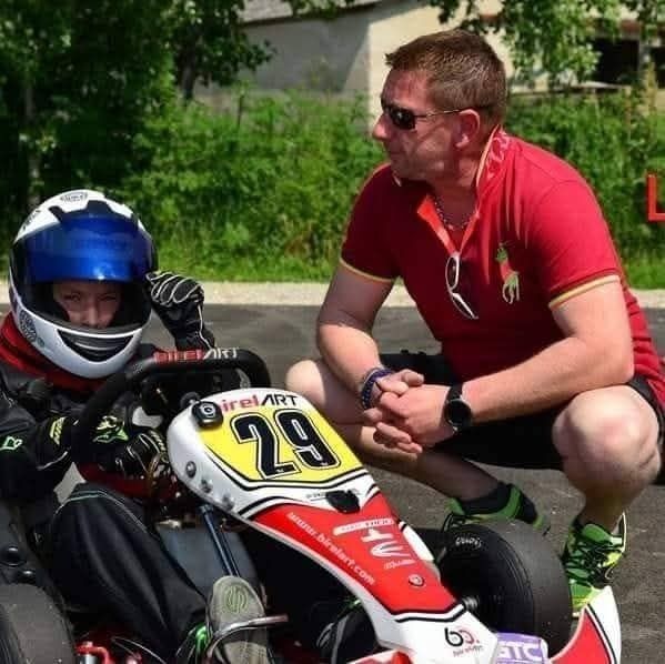 Eleinte gokart versenyeken vele egyidős fiúk között indult 