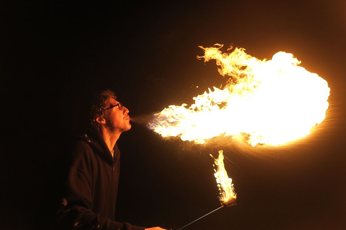 A tűzokádó klasszikus cirkuszi mutatvány, ugyanakkor cseppet sem veszélytelen. Kipróbálása kizárólag képzett szakemberek számára ajánlott! 