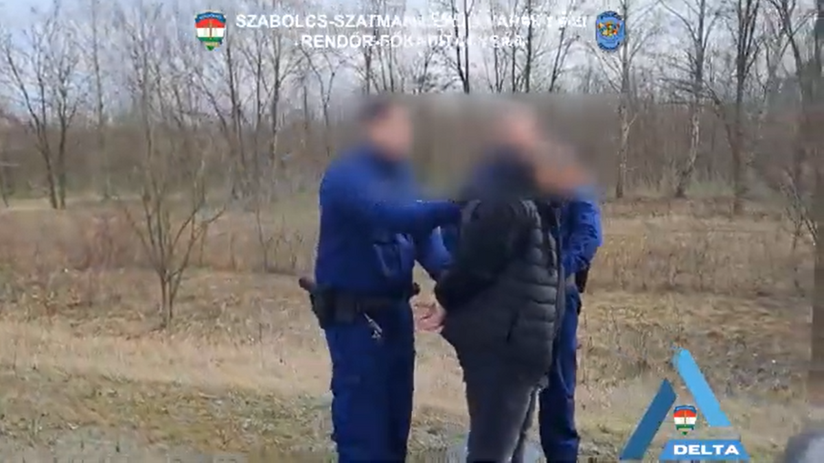 Rajtaütöttek a kábítószer-kereskedőn. Fotó: Rendőrség/youtube