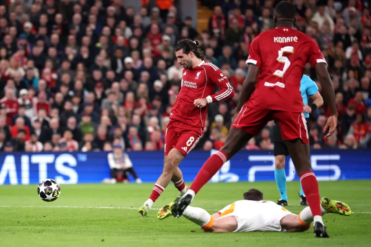 Szoboszlai Dominik (középen) góljánál elterült Sallai Roland 